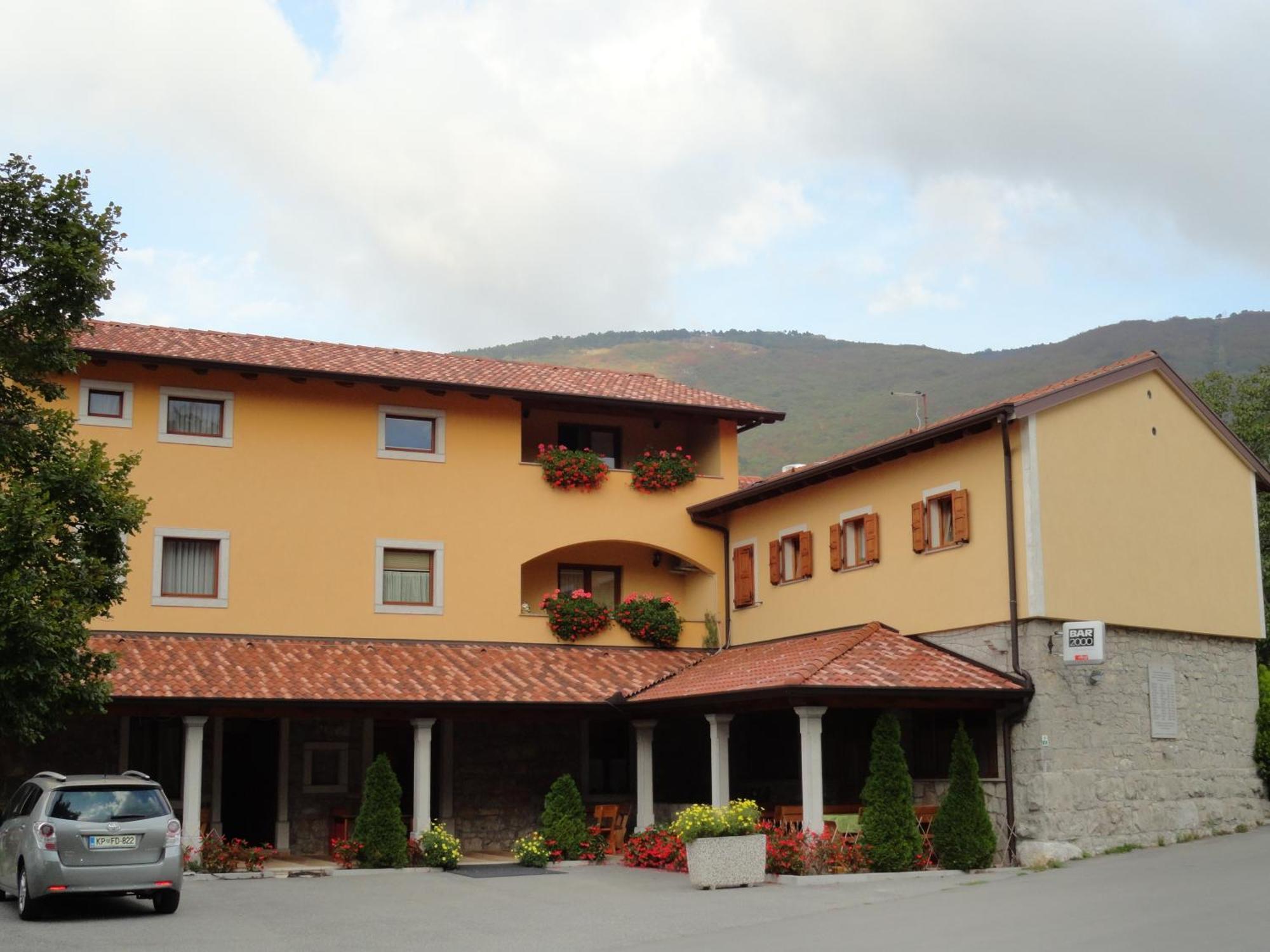 Guest House Pod Slavnikom Podgorje  エクステリア 写真