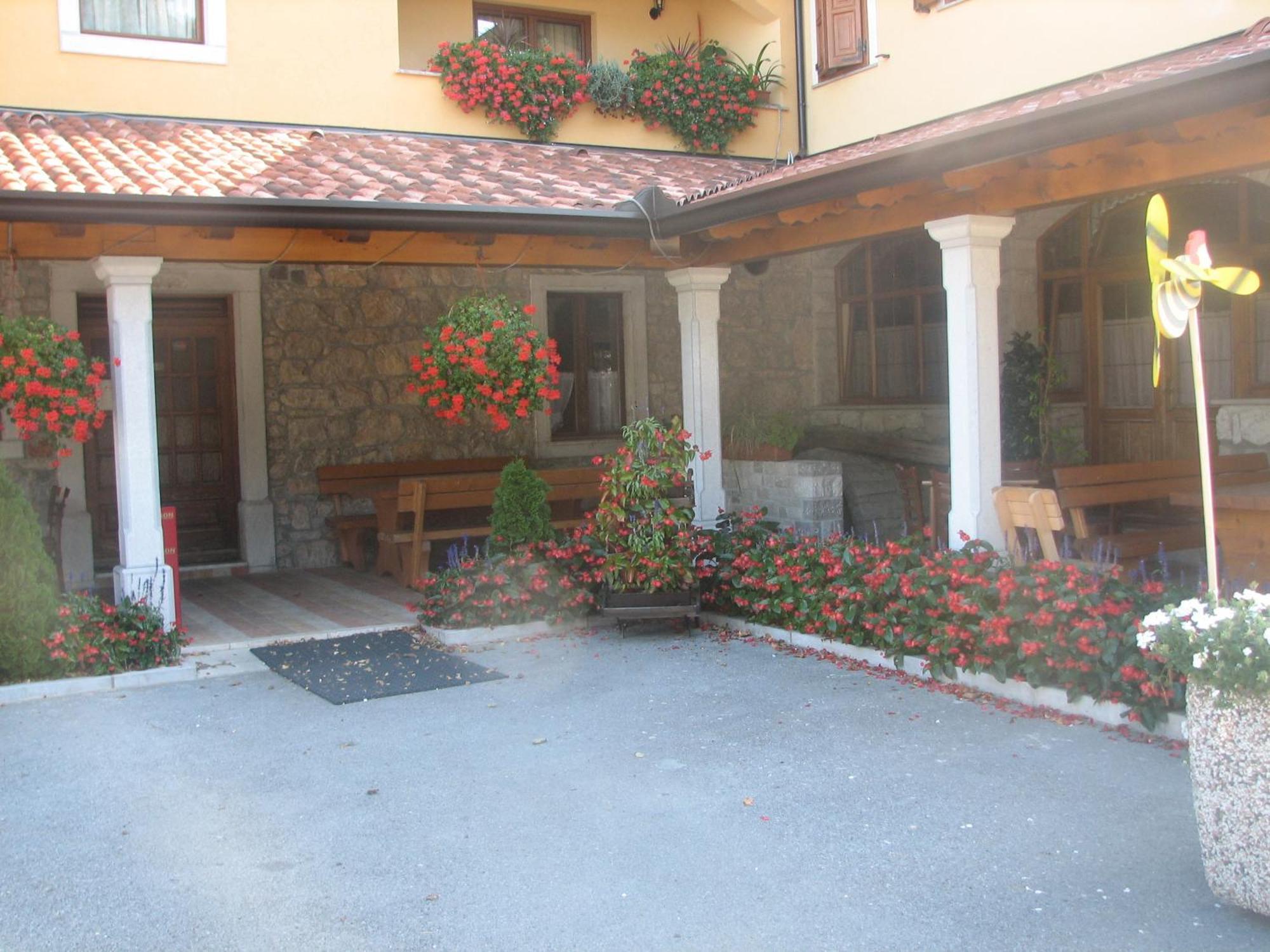 Guest House Pod Slavnikom Podgorje  エクステリア 写真